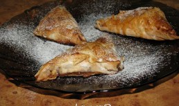 Pachetele crocante si aromate umplute cu mere si stafide