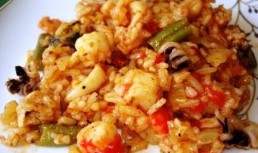 Paella cu fructe de mare si piept de pui