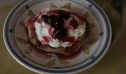 Pancakes cu fulgi de ciocolata, cu frisca si visine