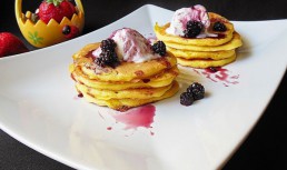 Pancakes cu inghetata si sos de mure