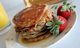 Pancakes cu mere si sirop de artar