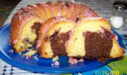 Pandispan cu visine si glazura de capsuni