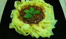 Pappardelle cu carne si sos de rosii