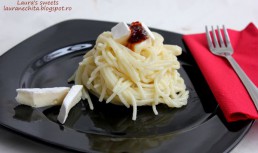 Paste cu brie si dulceata de ardei iuti