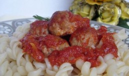 Paste cu chiftelute si sos de rosii la cuptor