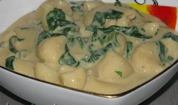 Paste cu sos cremos de branza albastra si spanac