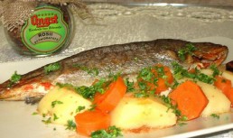 Pastrav cu rosii deshidratate si capere