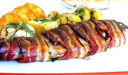 Pastrav "imbracat"in bacon