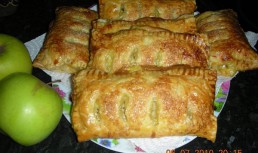 Pateuri cu crema si mere (sfogliatele)