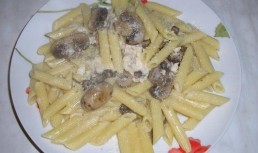 Pene cu ciuperci, piept de pui si gorgonzola