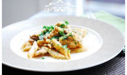 Penne cu ciuperci, piept de pui si sos de tomate