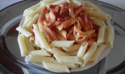 Penne cu sos de rosii si bacon