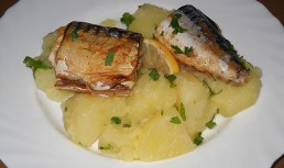 Peste la cuptor cu garnitura de cartofi natur