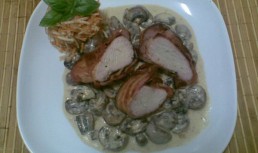 Piept de curcan in manta de bacon, pe pat de ciuperci