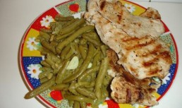 Piept de curcan la gratar cu fasole pastai