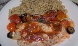 Piept de pasare in sos de rosioare