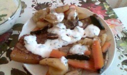 Piept de porc cu legume la cuptor