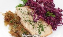 Piept de pui la gratar cu ceapa rumena si salata de varza rosie