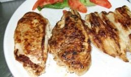 piept de pui la gratar tinut in bait