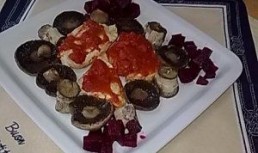 Piept de pui pe pat de rosii cu ciuperci champignion.