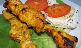 Piept de pui picant si br^anza feta la gratar