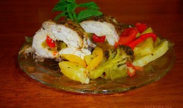 Piept de pui umplut cu ardei si cascaval cu garnitura de legume la cuptor