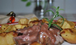 Piept de rat~a cu gutui si sos de vin de Porto