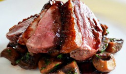 Piept de rata cu sos de portocale si vin rosu si ciuperci champignon cu patrunjel