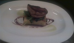 Piept de rata roze cu cartofi dauphinoise ,puree de telina ,sos de ciocolata