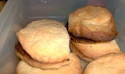 Piscoturi umplute cu crema de ciocolata
