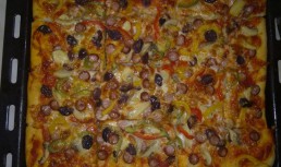 Pizza cu carnati oltenesti