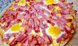 Pizza cu porumb si oua de prepelita