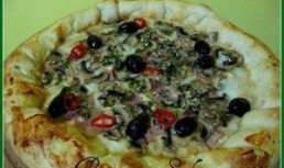 Pizza prosciutto e funghi cu bordura de branza