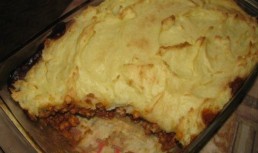 Placinta aromata cu carne, caise si cartofi