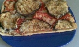 Placinta cu vinete, rosii si cascaval