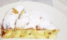 Placinta invartita cu branza dulce, smantana si stafide