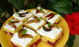 Prajitura acrisoara cu prune si bezea