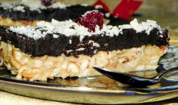 Prajitura cu blat de biscuiti si crema de cacao neagra