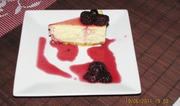 Prajitura cu branza, capsune si zmeura