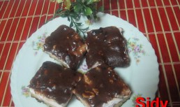 Prajitura cu crema de capsuni si glazura de ciocolata