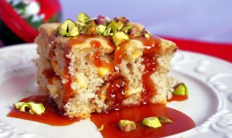 Prajitura cu fructe uscate si sos caramel