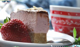 Prajitura cu mousse de capsuni si glazura de ciocolata
