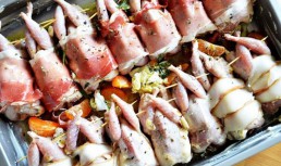 Prepelite cu prosciutto si sunca de casa la cuptor