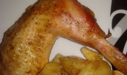 Pui cu cartofi in vas roman