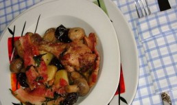 Pui cu ciuperci si prune uscate