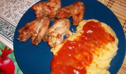 Pui intreg la cuptor cu piure de cartofi si sos de rosii