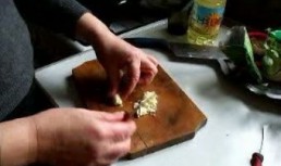 Pui la cuptor cu carnati si rosii