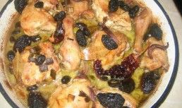 Pui la cuptor cu masline si prune uscate