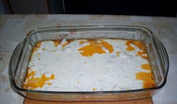 Pui rumenit cu legume si sos de smantana