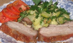 Pulpă de curcan cu ierburi aromate în vas roman